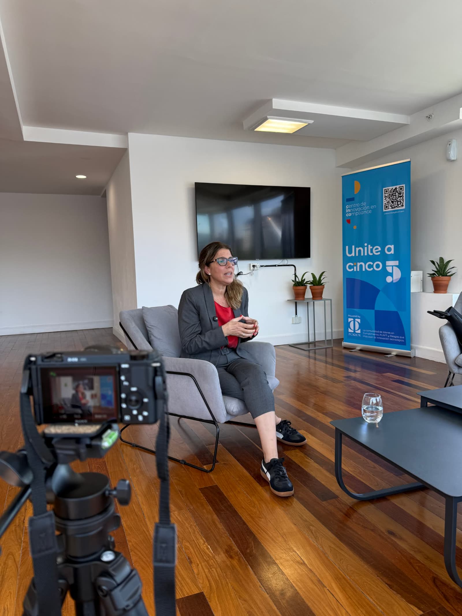 Entrevista grabada por el equipo de Cinco junto al banner de la marca