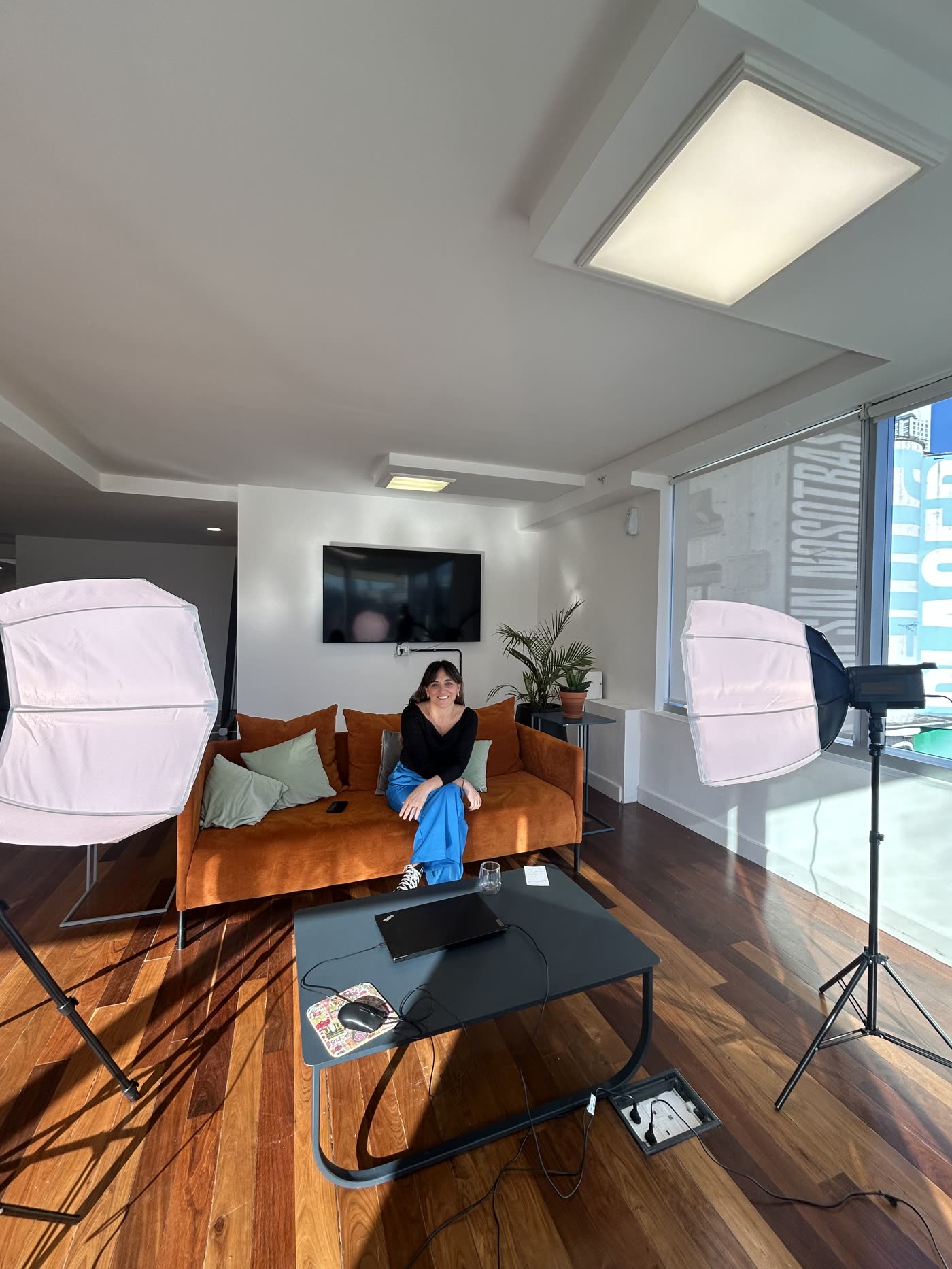Set de grabación con luces y entrevistada en el sillón
